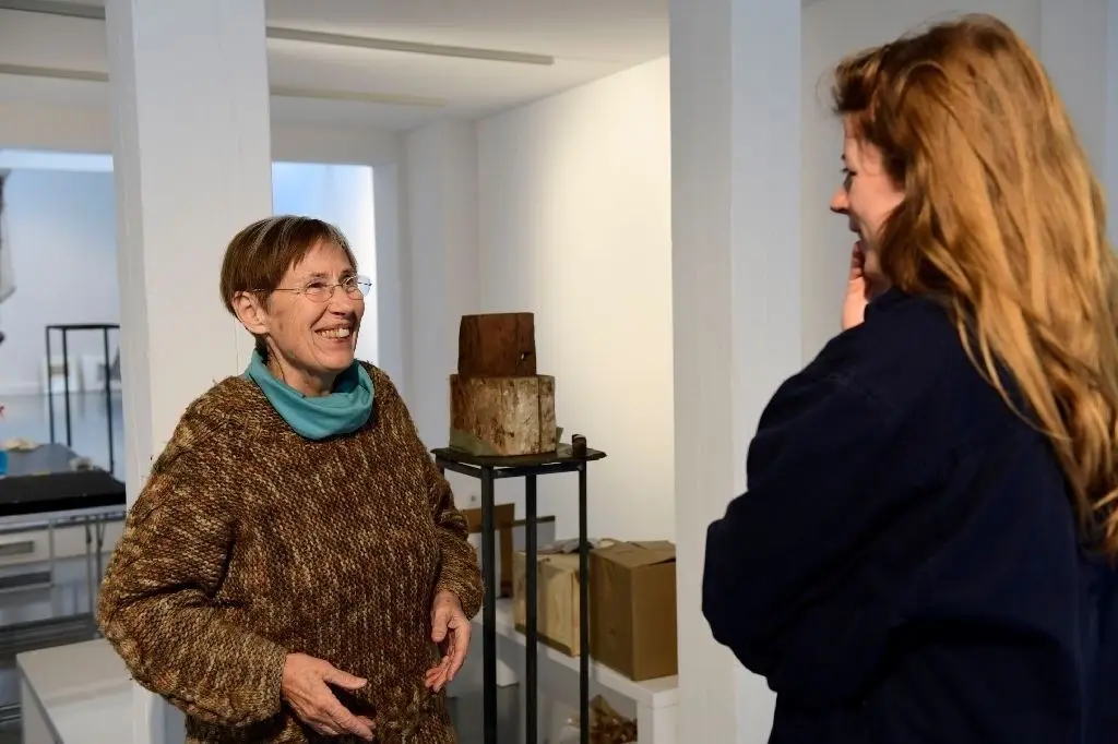 Keine Zeit für Langeweile: Die 84-Jährige Christa Jeitner (l.) hat momentan zwei Ausstellungen an verschiedenen Enden der Welt.