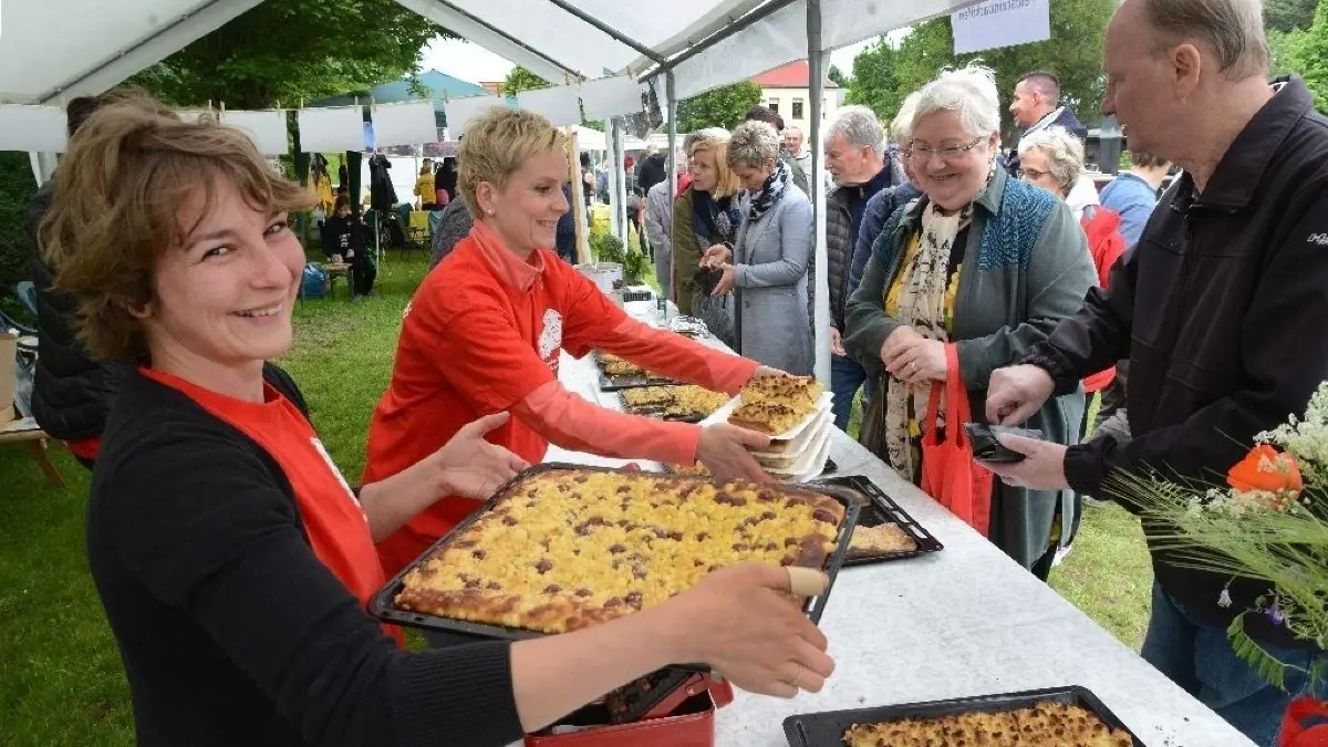 Mit Freude dabei: Kaum sind die Kuchen aus dem Ofen, gehen sie über den Verkauf an die hungrigen Gäste. Daniela Schade und Wiebke Müller-Munoz haben alle Hände voll zu tun.
Bachofenfest in Danewitz-beim Kuchenverkauf Daniela Schade und Wiebke Müller-Munoz. am 25.05.2019