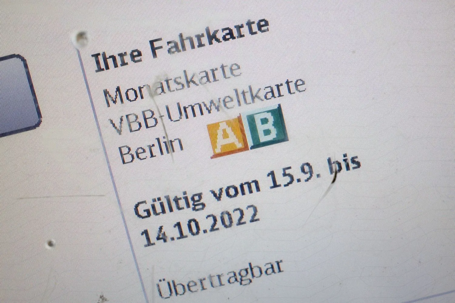 An einem Fahrkartenautomaten ist eine Fahrkarte Monatskarte VBB-Umweltkarte Berlin für die Zonen A und B angezeigt. Ab 1. Oktober gilt für drei Monate das 29-Euro-Ticket - aber nur in Berlin.