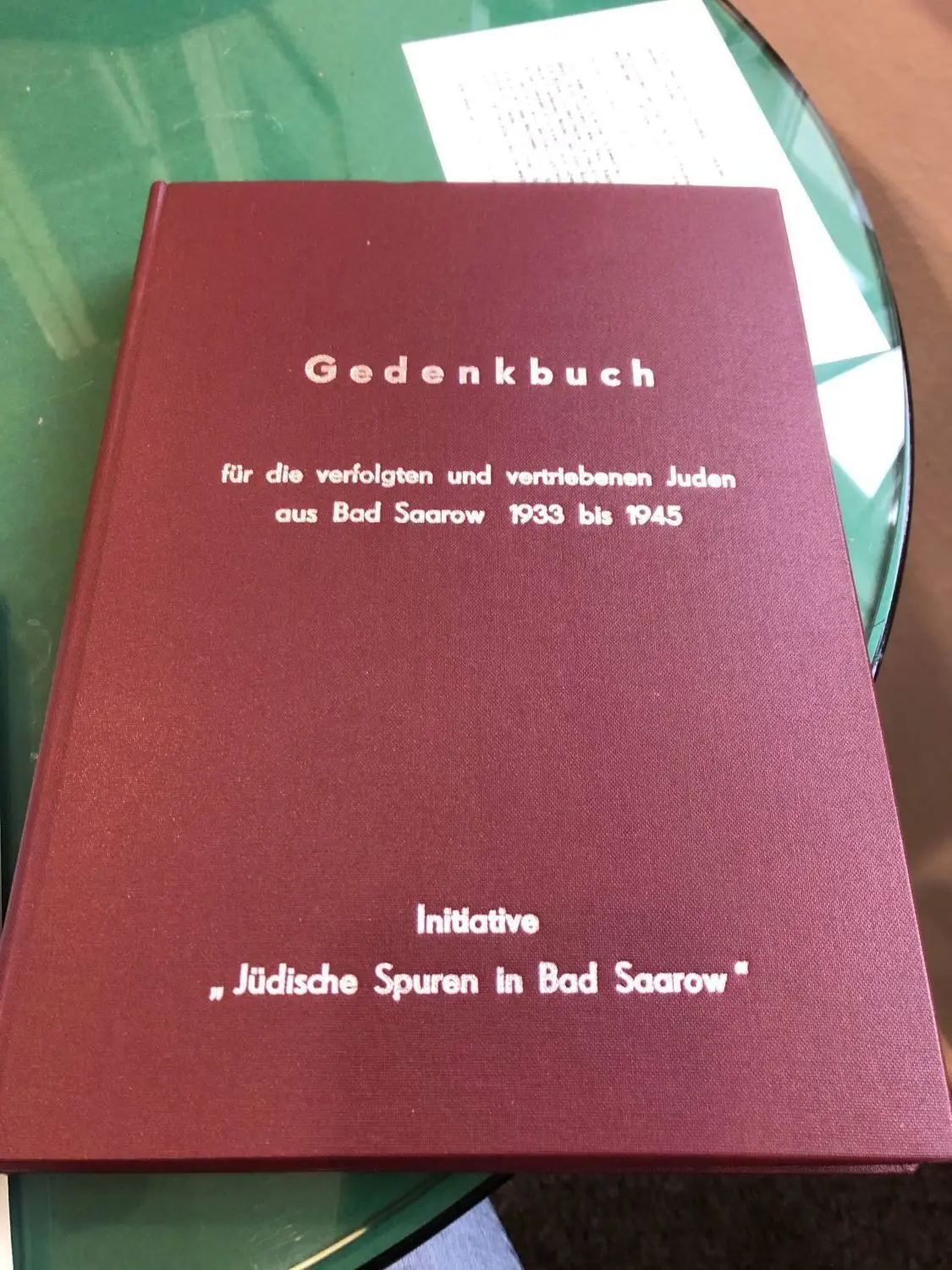 Die Initiative "Jüdische Spuren in Bad Saarow" stellte im November 2009 zum ersten Mal ein Gedenkbuch der ehemaligen jüdischen Bevölkerung Bad Saarows zusammen. Über die folgenden Jahre wurden weitere Informationen zu den verfolgten und ermordeten Einwohnerinnen und Einwohner zusammengetragen und das Buch überarbeitet und erweitert. Es ist in der Bibliothek in Bad Saarow einzusehen.
