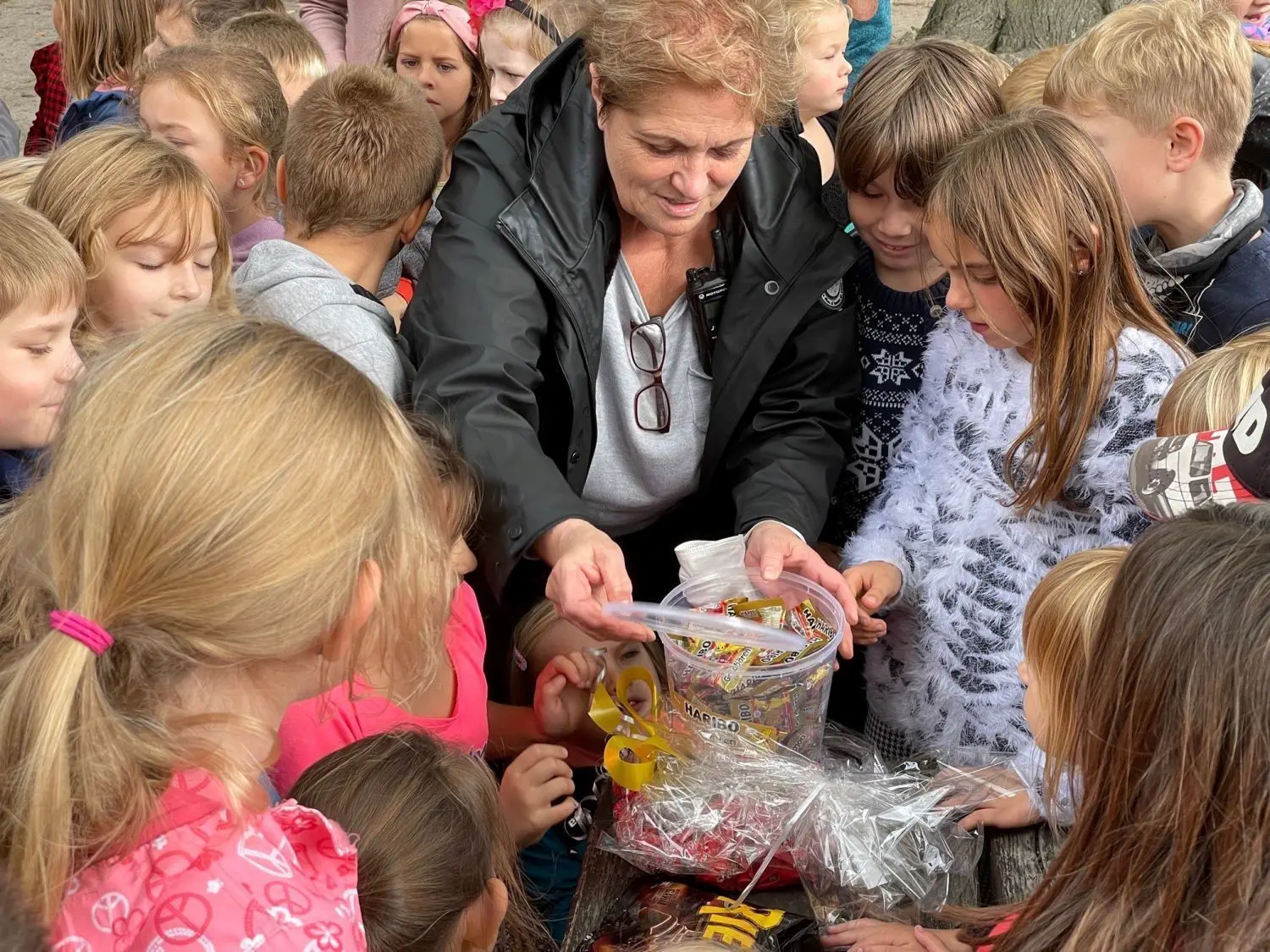 Hort-Leiterin Roswitha Zöllner verteilte die Süßigkeiten an die Kinder, die das DRK dem Hort geschenkt hatte.