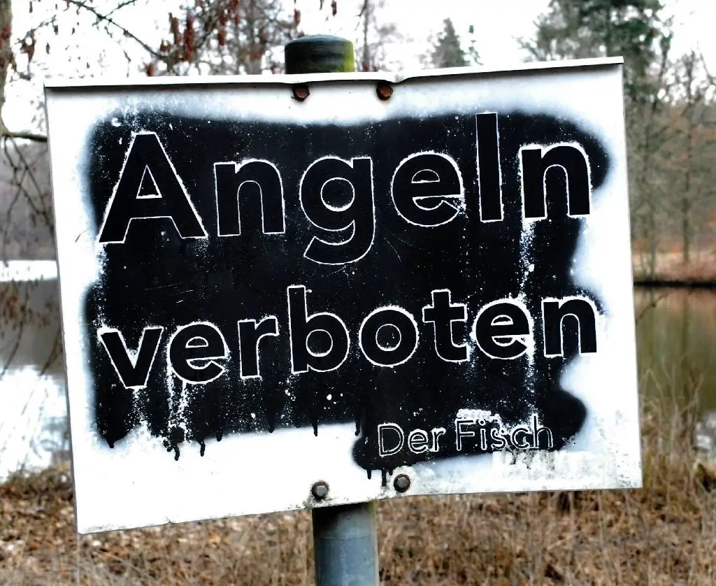 Lustiges Beiwerk: Angeln ist im Schlossteich nur dann verboten, wenn die Angelkarte fehlt. Die kann beim Verwalter gekauft werden.