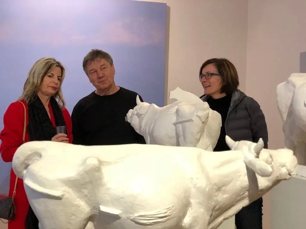 Angeregte Gespräche: "Nutztiere" I-III heißen die Figuren von Kornelia Thümmel, die derzeit in der Galerie des Städtischen Museums zu sehen sind. Zudem sind dort Bilder von Susanne Maurer ausgestellt.