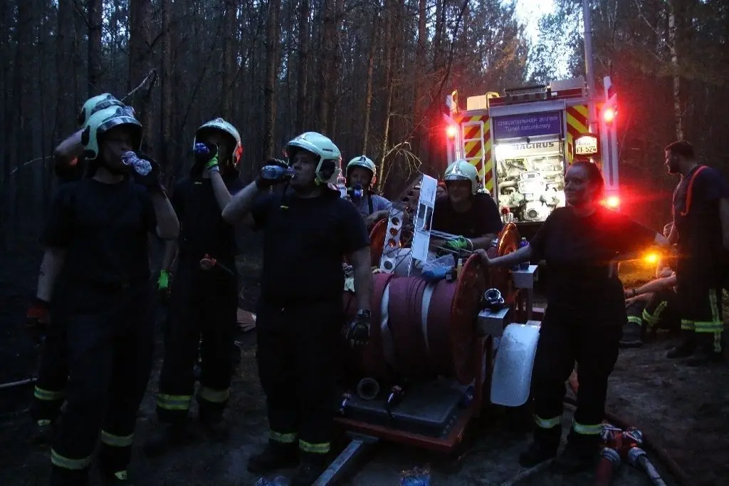 Erschöpft: Etwa 100 Einsatzkräfte waren am Mittwochabend in Marienwerder im Einsatz. Sie haben sich eine Erfrischung verdient.