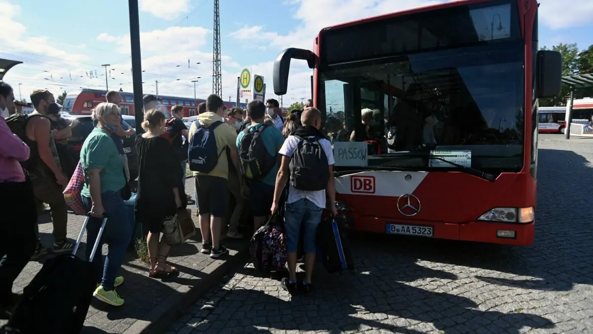 Vor den Ferien mussten sich auch Fahrschüler in Angermünde in Busse des Schienenersatzverkehrs drängen. Verspätungen waren an der Tagesordnung. Jetzt will die Deutsche Bahn Regio Nordost das Problem lösen.
Am 22.07.2022 steigen viele Reisende in einen Bus der Deutschen Bahn ein, um nach Szczecin Glówny zu fahren.zwischen Angermünde und Stettin wird die Bahnstrecke ausgebaut.