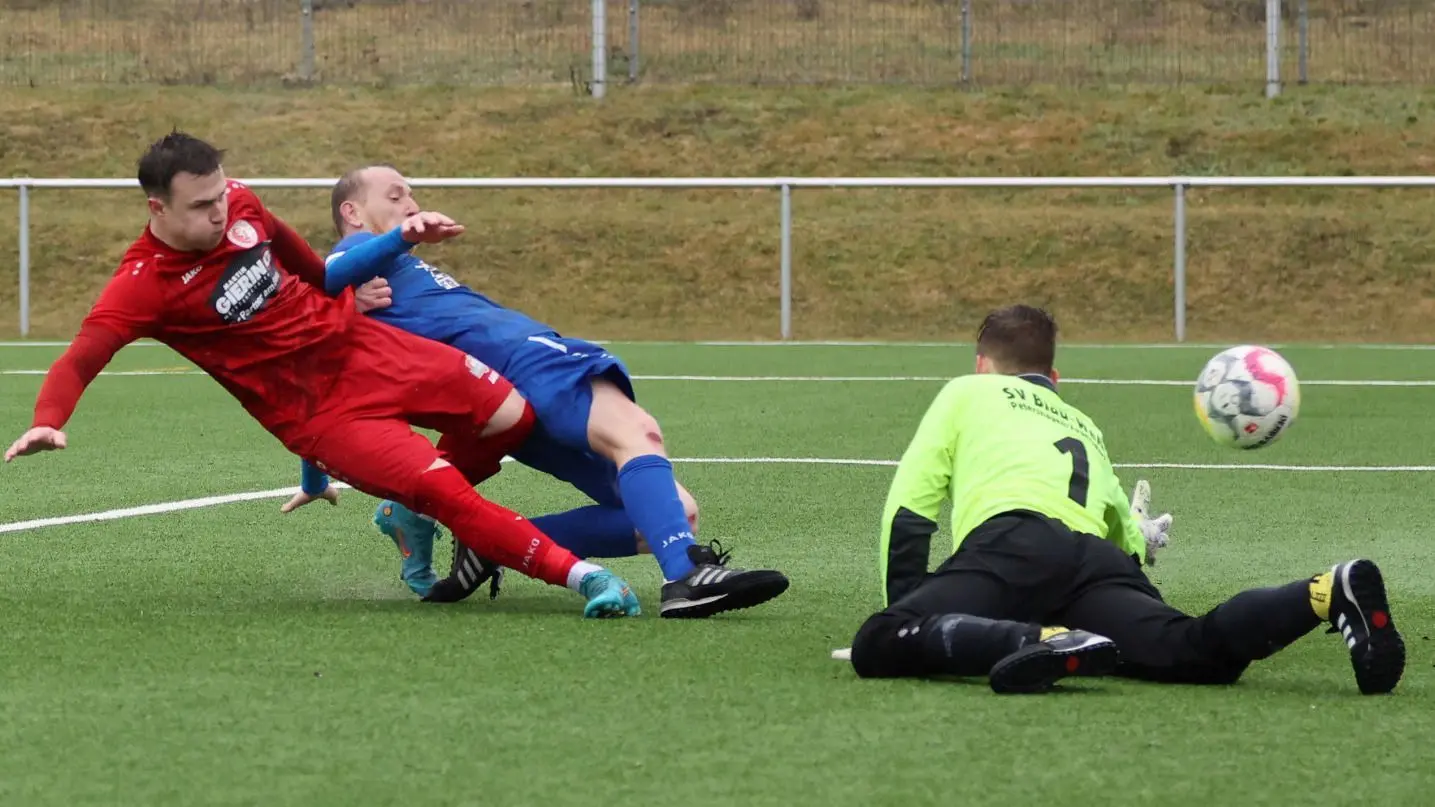 In dieser Szene kam Danylo Plaksil aus Seelow (in Rot) vor Denis Rolke und dem Torwart Florian Rudolph von Petershagen-Eggersdorf an den Ball und erzielte den 1:1-Ausgleich.