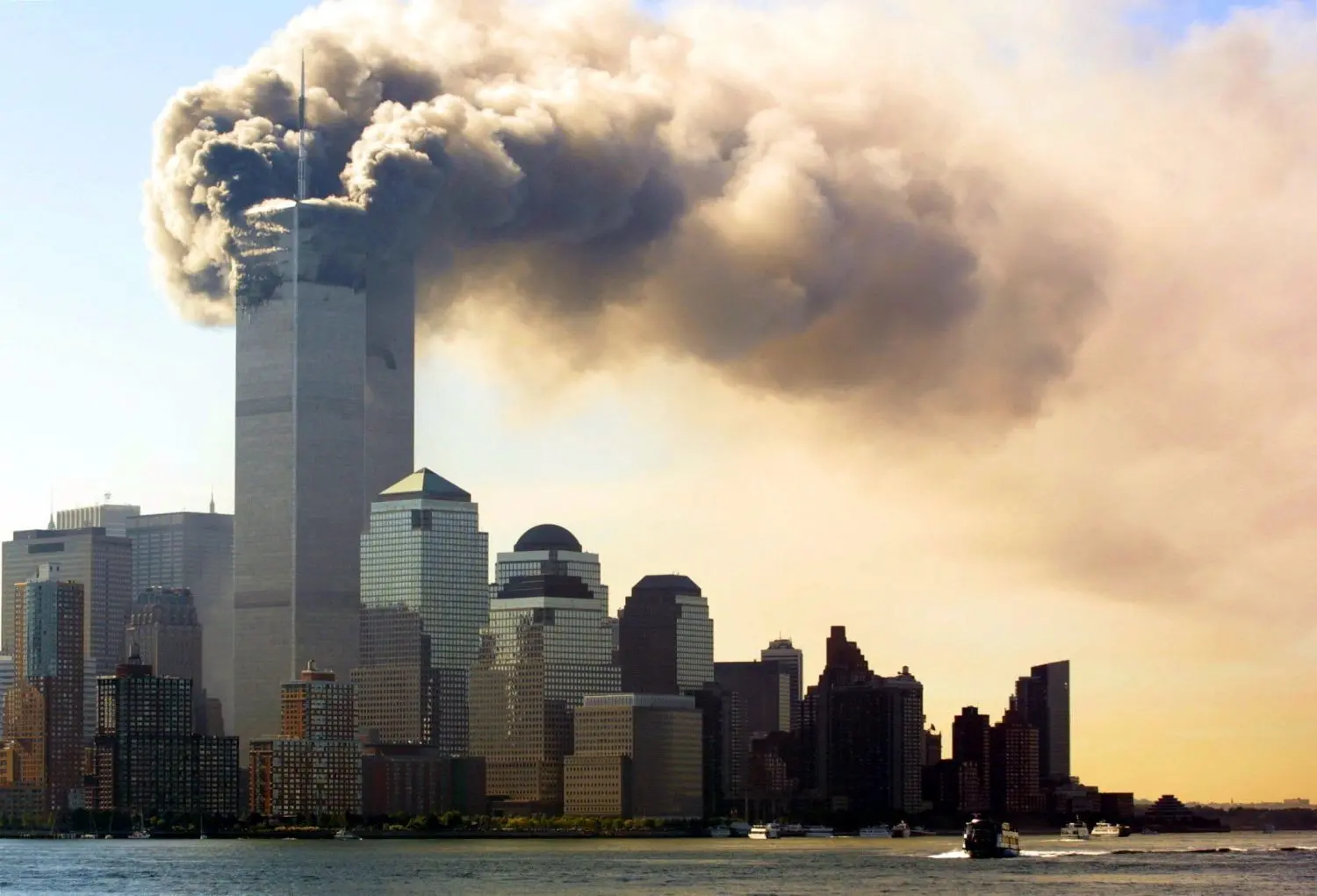 Rauch steigt von den brennenden Zwillingstürmen des World Trade Centers in Manhattan auf. Zwei Flugzeuge sind innerhalb von kürzester Zeit in das World Trade Center in New York geflogen.