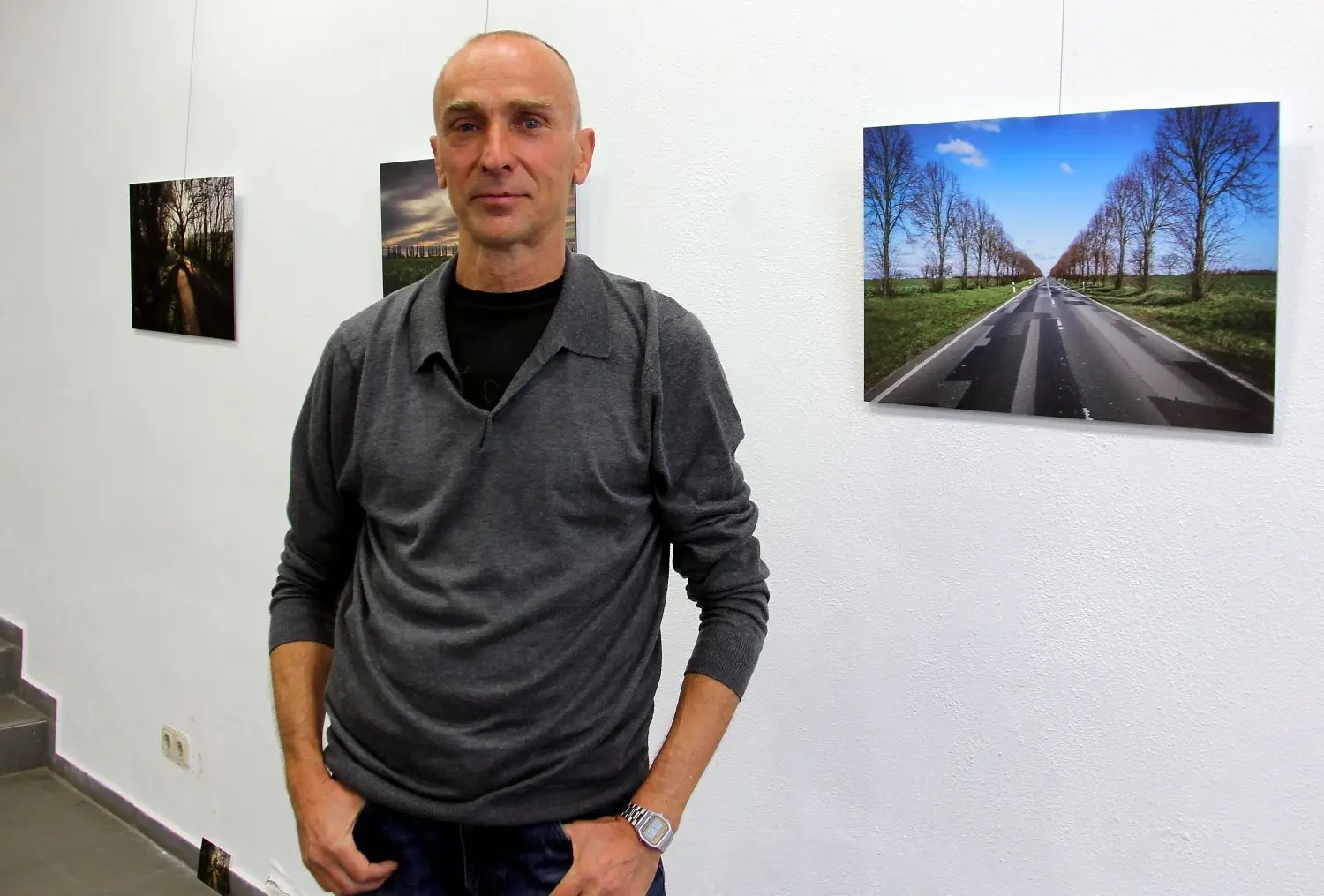 Kursleiter Mathias Richter vertrat seine Schützlinge am Mittwoch bei einer kleinen, inoffiziellen Ausstellungseröffnung. Wegen der Corona-Pandemie konnten die eigentlichen Fotografen nicht dabei sein.⇥
