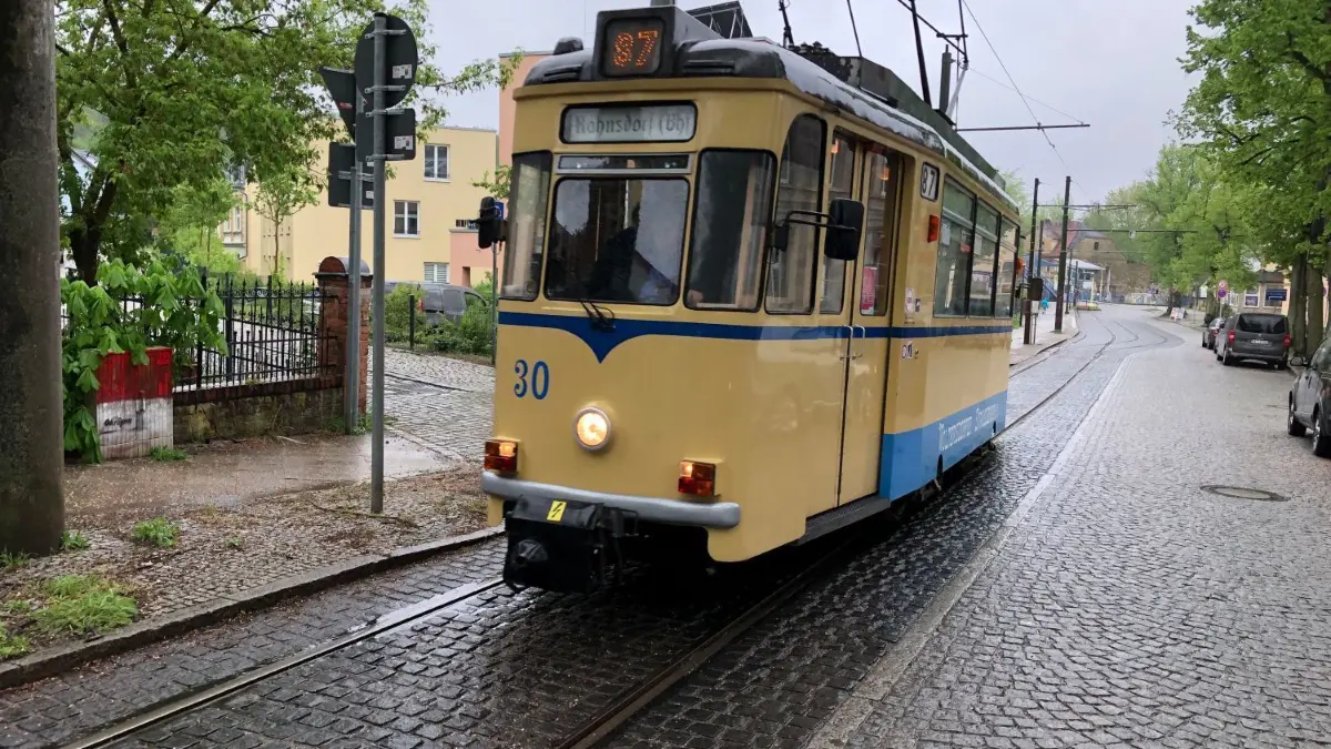 Soll in Woltersdorf bald nur noch am Rande eingestezt werden: der gute, alte Gothawagen.
Juli 2021 - Woltersdorf Straßenbahn 87 Tram