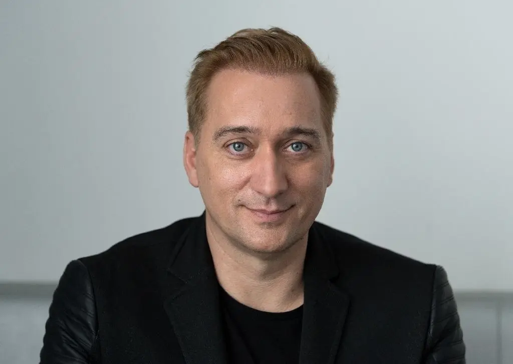ARCHIV - 26.03.2019, Berlin: Paul van Dyk, Musikproduzent, DJ und Autor des Buches "Im Leben bleiben", während eines dpa-Interviews. Paul van Dyk zeigt sich stolz auf seine Frau, die den Gipfel des 5642 Meter hohen Berges Elbrus im Kaukasus erklommen hat. Foto: Soeren Stache/dpa +++ dpa-Bildfunk +++
