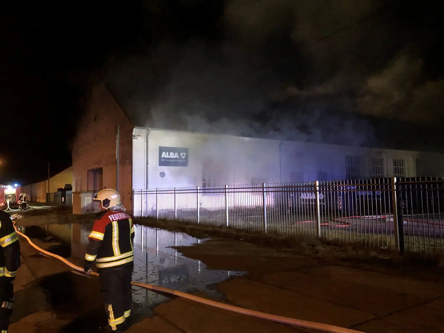 Brand: Rauch dringt am 7. Februar aus der Altpapierhalle bei Alba in Wriezen