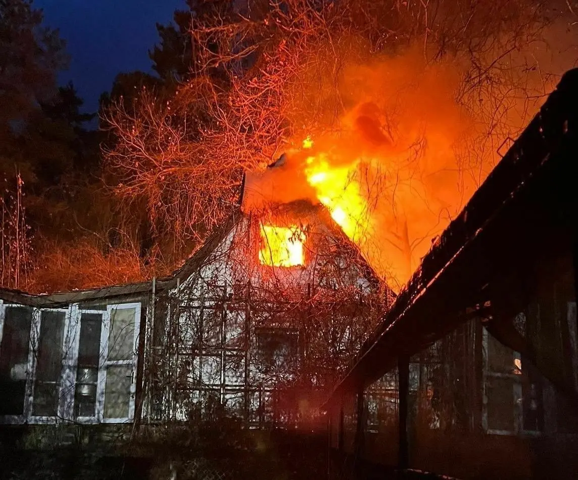In Vollbrand: Als die Feuerwehr am Einsatzort eintraf, schossen schon die Flammen aus dem Dach des Anbaus eines Bungalows in einer Kleingartenanlage in Eisenhüttenstadt.