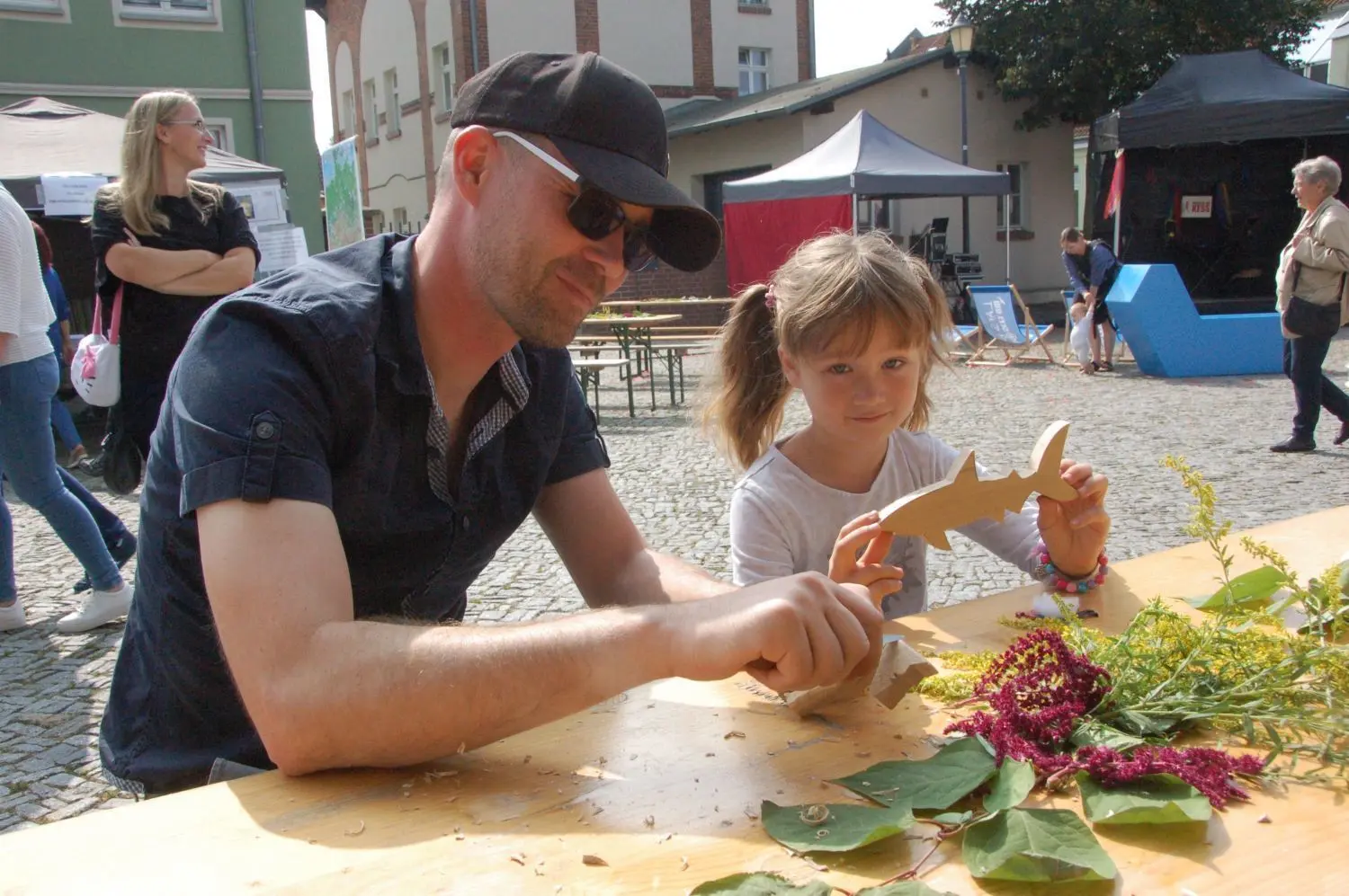 Kulturmarkt Seelow: David Bonin mit Tochter Anne am Schnitzstand.
