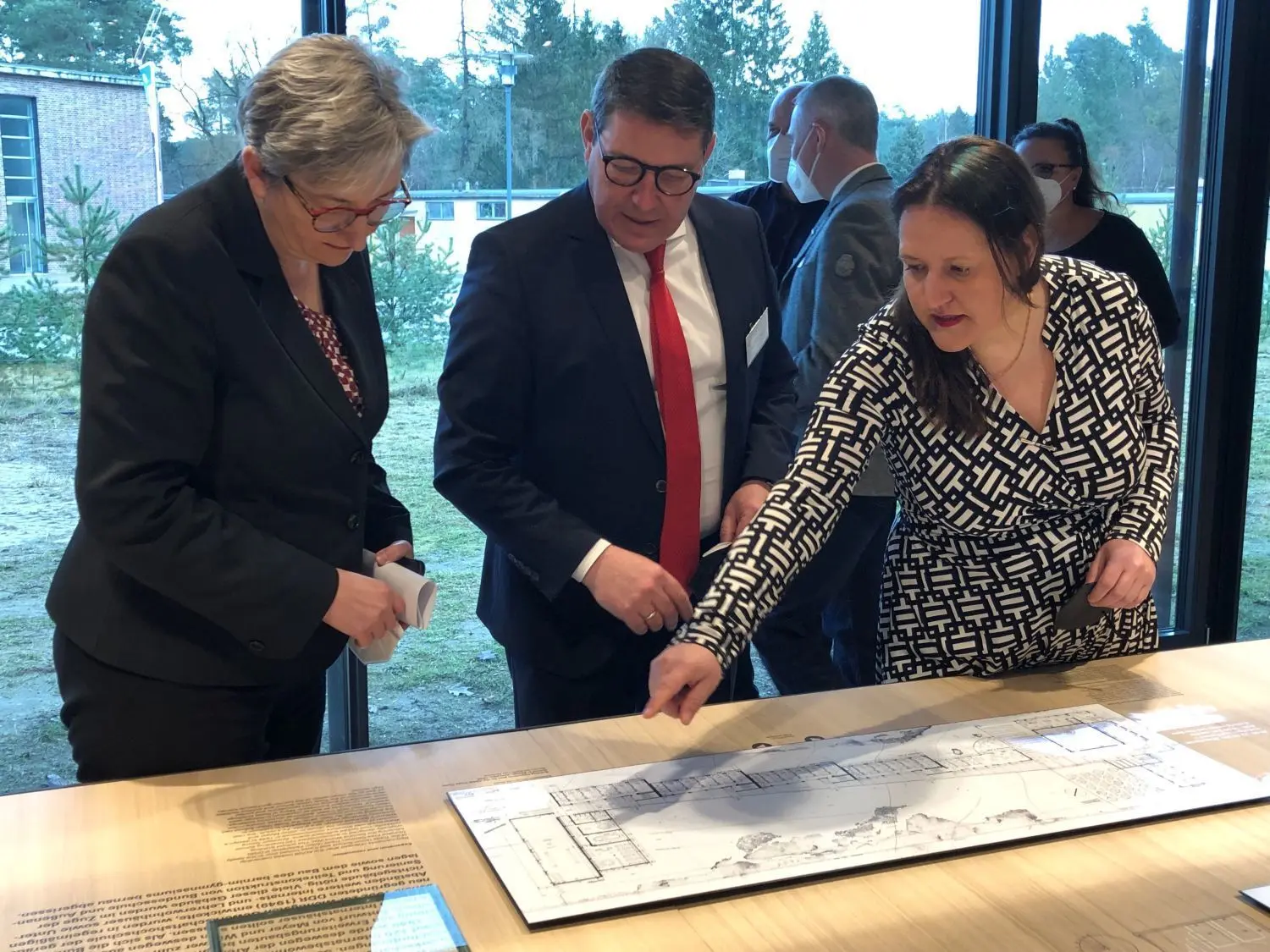 Hoher Besuch gab sich die Ehre: Die Bundesministerin für Wohnen, Stadtentwicklung und Bauwesen, Klara Geywitz (SPD), Bernaus Bürgermeister André Stahl (Linke) und Brandenburgs Kulturministerin Dr. Manja Schüle (SPD) betrachten die Ausstellung.