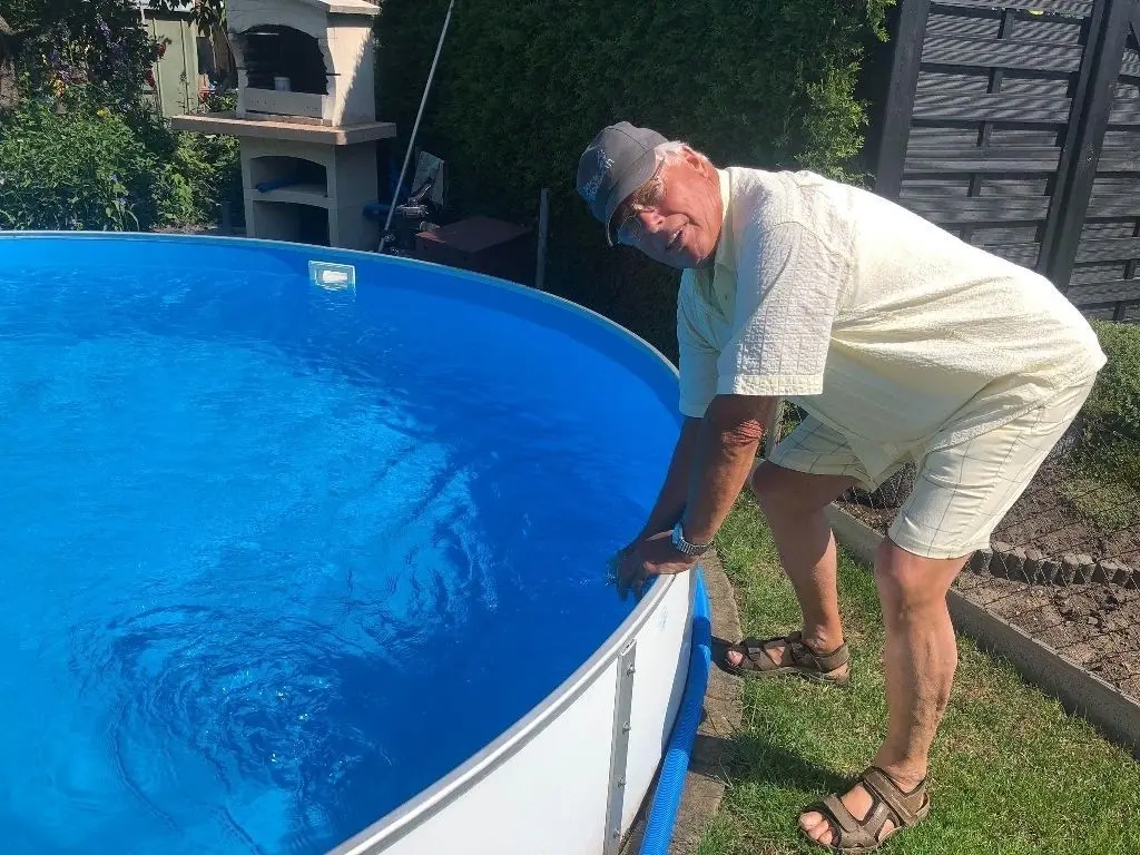 Gartennachbar Hans Hoffmann an seiner "blauen Oase", die an heißen Tagen Abkühlung beschert.