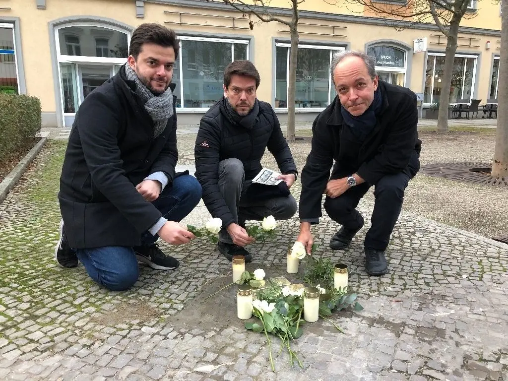Steine der Erinnerung: Sérgio de Villemor Amaral, João Eduardo de Villemor Amaral und Guilherme Lassance (v. l.) legen weiße Rosen für ihre Vorfahren der Brandt-Familie nieder.