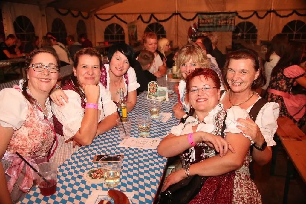 Riesen-Gaudi: Gute Stimmung herrschte an diesem Tisch beim Oktoberfest in Hohenwutzen am Sonnabendabend. Die Frauen hatten sich sich schick gemacht. Das Festzelt auf der Oderwiesn direkt am Deich war gut gefüllt.