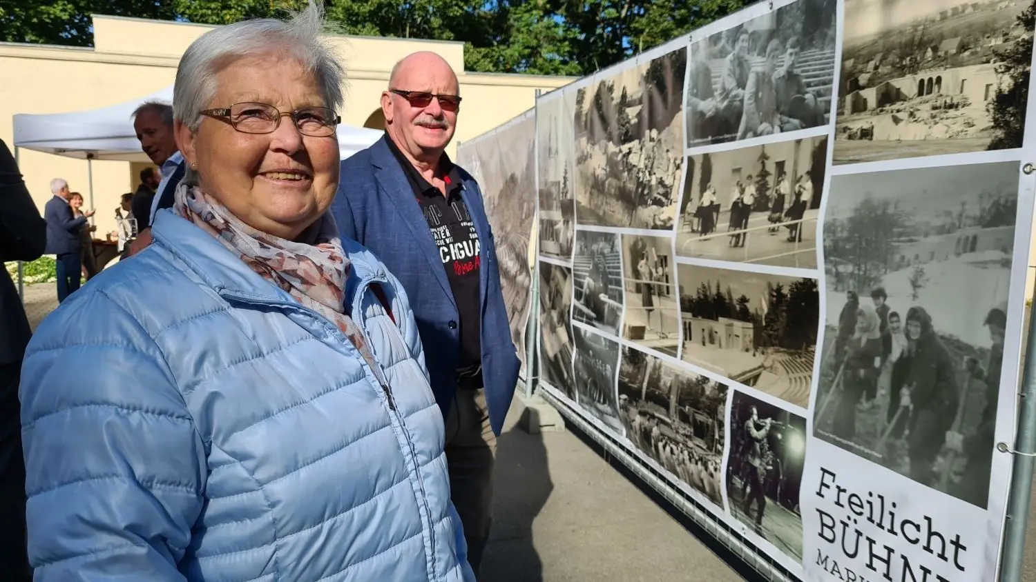 Haben zur Fotoausstellung mit privaten Aufnahmen beigetragen: Michael-Günther Bölsche und Brigitte Meier. Die Wahlbrandenburgerin war im Rahmen des Aufbauwerkes dabei, als 1956/57 die bereits am 19. Mai 1956 eröffnete Freilichtbühne um hunderte Sitzplätze am Hang ergänzt wurde.