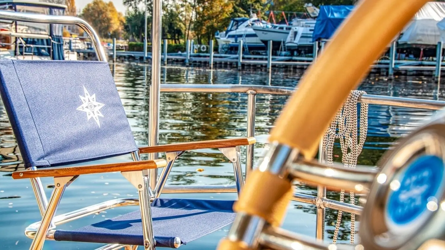 Einfach mal die Seele baumeln lassen, den Wellen zuhören und die letzten Sonnenstrahlen des Herbstes auf dem Wasser genießen. Auf dem Hausboot kann man ohne Führerschein Brandenburg erkunden.