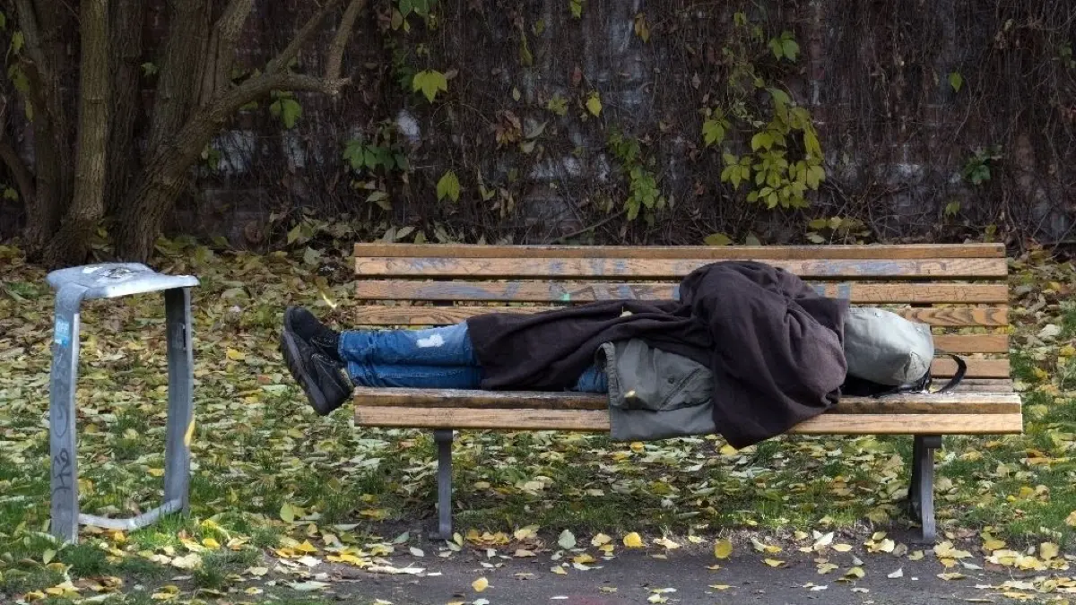 Die Berliner Sozialverwaltung sucht nach weiteren Ganztags-Unterkünften für Obdachlose in der Corona-Pandemie suchen. (Symbolfoto)
ARCHIV - Ein Obdachloser schläft am 23.10.2015 in Berlin auf einer Parkbank. (zu dpa «Kältehilfe für Obdachlose vor dem Start - Suche nach Lösungen» vom 23.10.2017) Foto: Soeren Stache/dpa +++(c) dpa - Bildfunk+++
