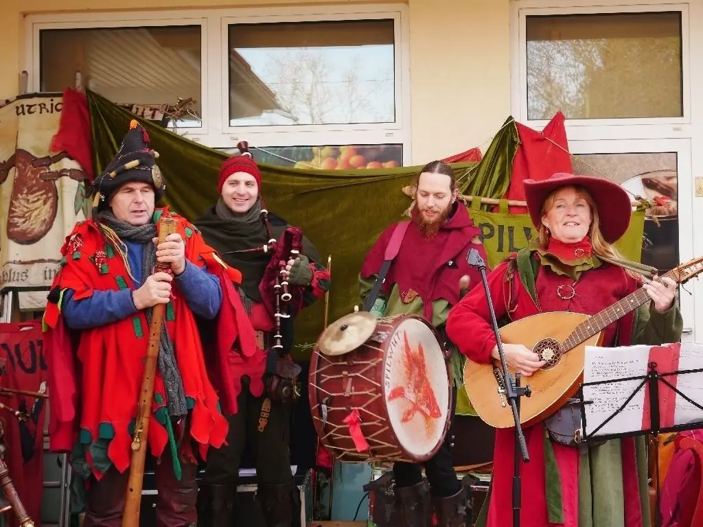 Die bekannte Gruppe "Spilwut" versetzte am Sonnabend die Besucher des Adventsmarktes am Dienstleistungszentrum in Borgsdorf in mittelalterliche Stimmung.