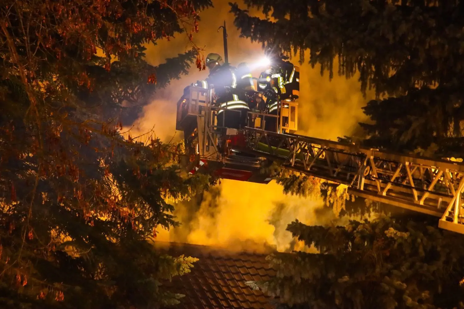 In der Nacht zu Ostermontag geriet durch ein Osterfeuer das Dach eines Einfamilienhauses in der Goethestraße in Brand. Personen wurden nicht verletzt. Es entstand hoher Sachschaden.