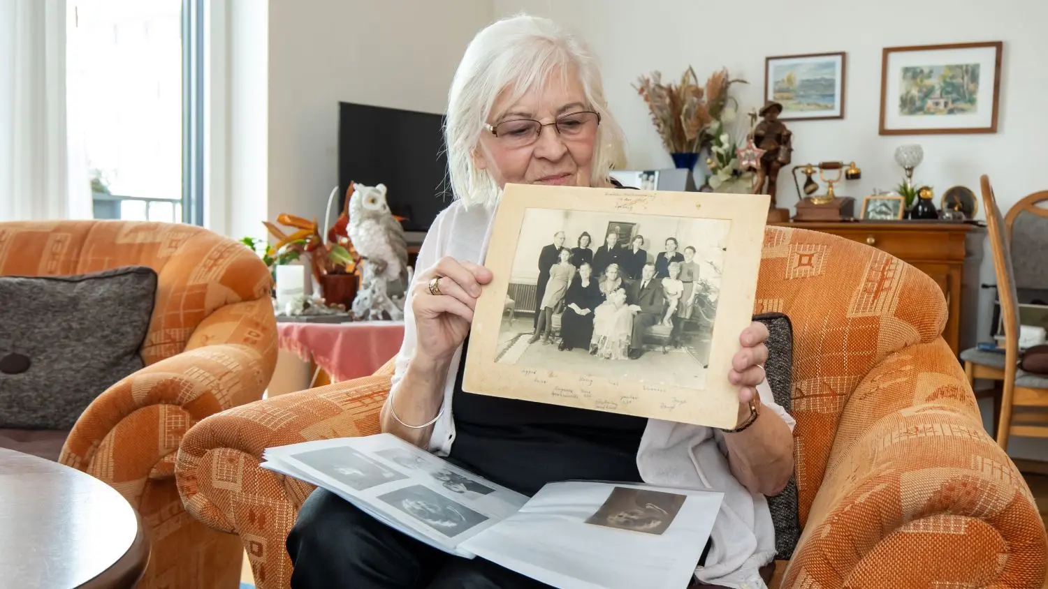 Anne Köhler sitzt in ihrer Wohnung und hat schon die ersten Fotoalben herausgesucht. Über Weihnachten wird darin wieder geblättert.