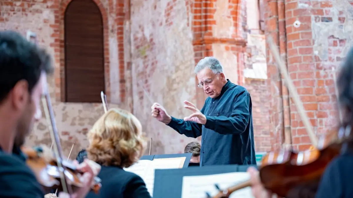 Abschluss des Choriner Musiksommers: Peter Gülke dirigiert das Orchester der Komischen Oper
Abschluss des Choriner Musiksommers: Peter Gülke dirigiert das Orchestesr der Komischen Oper