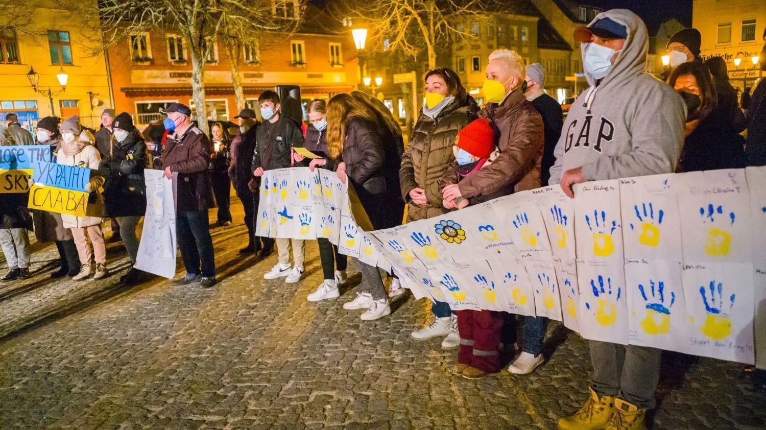 Beeskow: Viele blau-gelbe Handabdrücke haben Schüler auf Plakaten bei der Demo für den Frieden in der Ukraine hinterlassen.