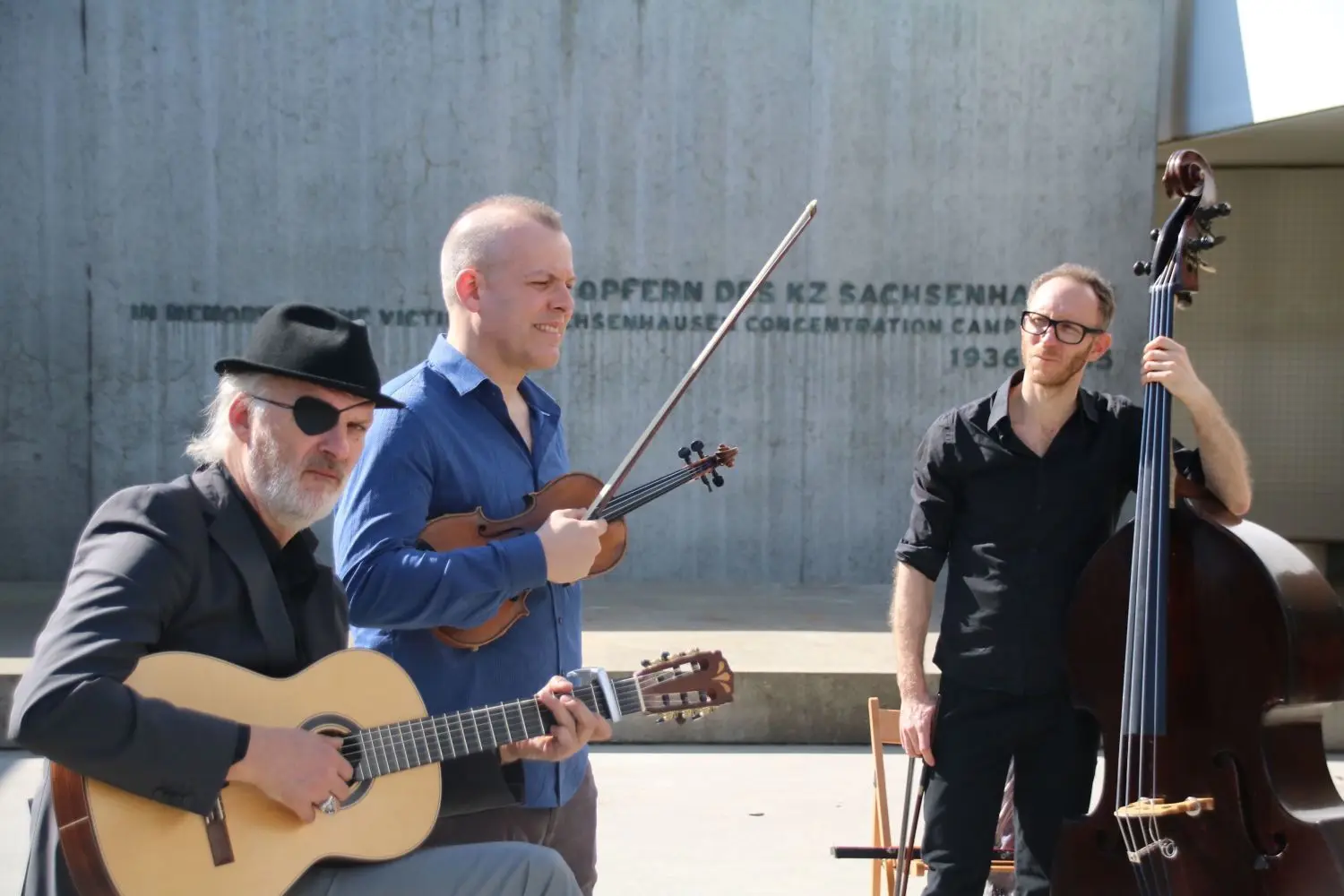 Das Moka Efti Orchestra mit Sänger Moritz Krämer nahm das 1933 von Häftlingen des Konzentrationslagers Börgermoor bei Papenburg im Emsland geschriebene Moorsoldatenlied auf. Das Video wird am 18. April zum 76. Jahrestag eingespielt und wird danach mit einem eigens aufgenommen Konzert der aus der Serie „Babylon Berlin“ bekannten Jazzband Moka Efti Orchestra online zu sehen und zu hören sein.