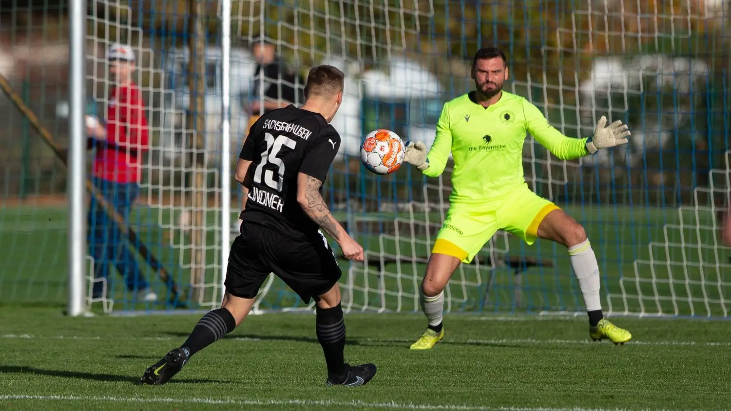Breite Brust nach diesem Spiel: Sachsenhausen (hier links mit Tobias Lindner) erkämpfte sich am vergangenen Spieltag ein spätes 2:2 in Schöneiche (Danny Kempter).