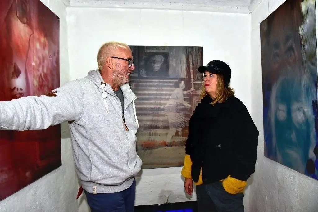 Galerist und Künstlerin: Michael Pommerening vom Verein KunstRegen Regenmantel und die Fotografin Kathrin Karras beim Gespräch in der Galerie Trafo1. Arbeiten sind auch in Reitwein und Dolgelin zu sehen.