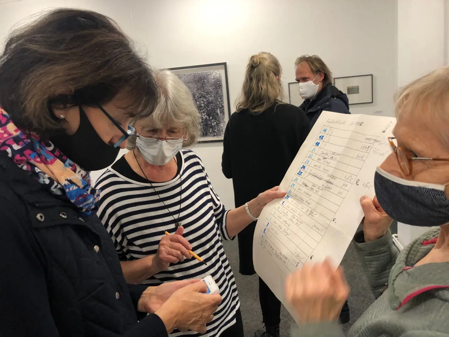 Mitglieder koordinieren die Betreuungstermine während der Öffnungszeiten. Hier sprechen sich Eleonor Weise, Regine Günther und Edith Wittich (v.l.) ab.