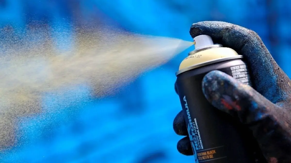 Bei den Verdächtigen wurden unter anderem Sprühdosen gefunden (Symbolfoto).
ARCHIV - Ein Graffiti-Künstler sprüht am 03.09.2014 Farbe auf eine Wand in Halle/Saale. Foto: Jan Woitas/dpa (zu dpa-Umfrage lth "Etwas weniger Schäden durch Sprayer 2015" vom 18.06.2016) +++(c) dpa - Bildfunk+++ | Verwendung weltweit