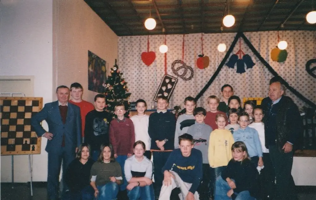 Bei einer Weihnachtsfeier besiegten die Schüler der Gesamtschule Wiesenburg sogar die älteren Gäste aus Potsdam, sehr zur Freude ihres Trainers Manfred Kuhle (l.).Fotos: privat