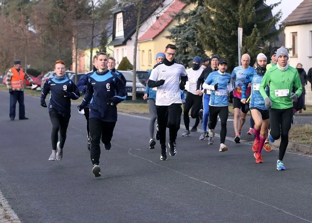 Die Besten haben sich unmittelbar nach dem Start bereits vorn eingruppiert: Rechts Felix Ledwig, links im weißen Shirt Marius Ziems