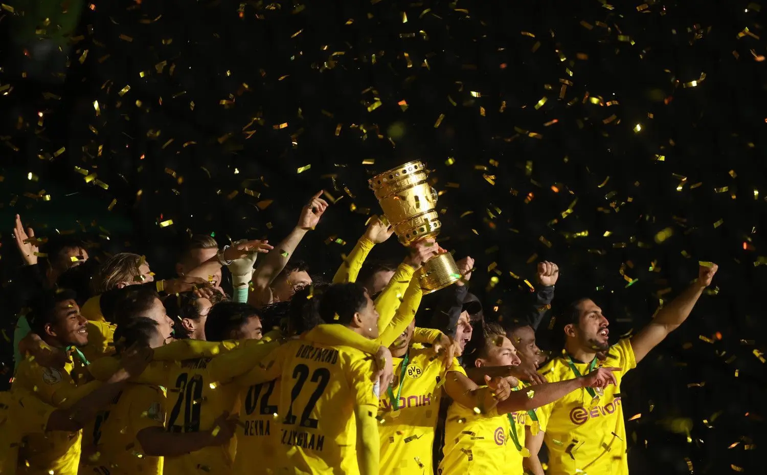 Dortmunds Spieler feiern ihren 4:1-Sieg über RB Leipzig im Finale mit dem Pokal.