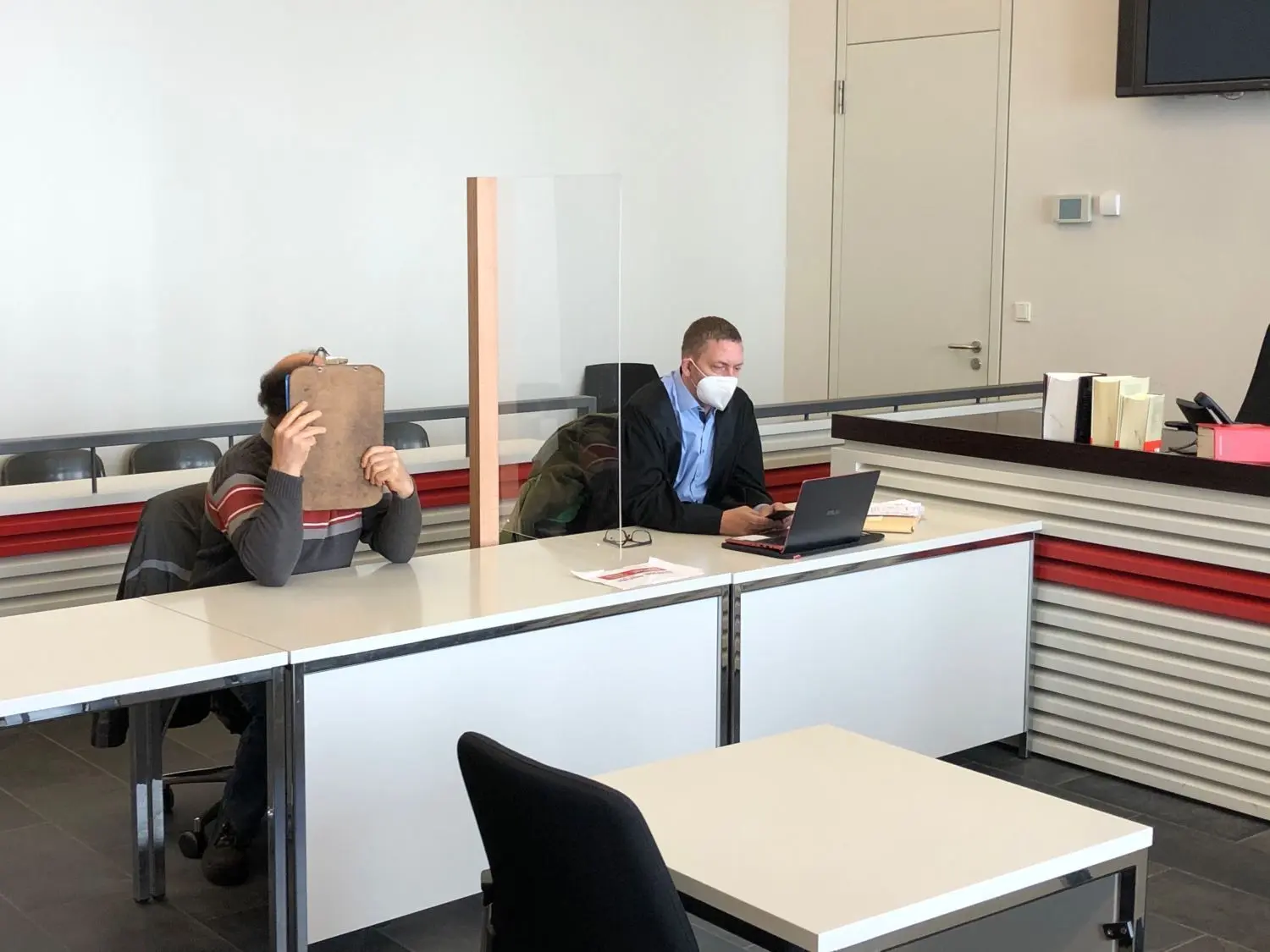 Der Angeklagte Carsten B. (links) lässt sich von Rechtsanwalt Alexander Pabst vertreten. Der Wensickendorfer selber sagte am 1. Prozesstag kein Wort.