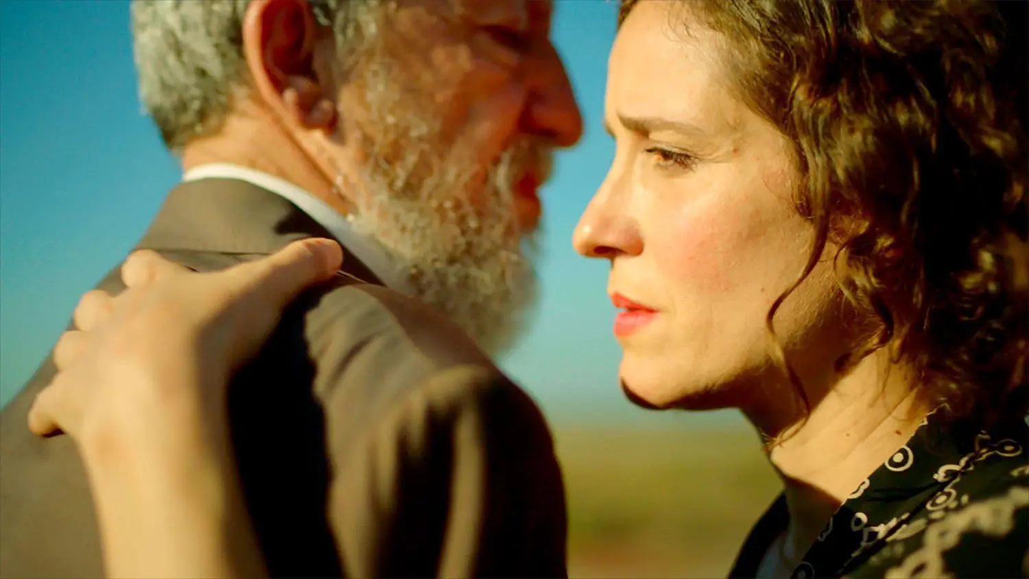 Vassilis Karaboulas und Angeliki Papoulia in „The City And The City“