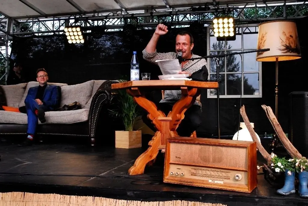Gelungener Abend: "Tiere streicheln Menschen", das sind der frühere Stolzenhagener Sven van Thom (l.) und Martin "Gotti" Gottschild. Beide sorgten am Sonnabend trotz des zeitweiligen Regens für ausgelassene Stimmung.