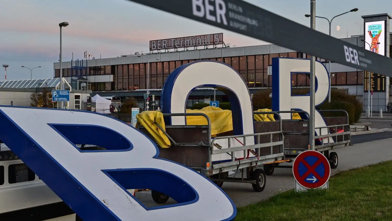 Abmontiert: Ende Oktober 2020 wurden die alten Buchstaben vom Schönefelder Flughafen-Gebäude entfernt. Nun steht dort „Terminal 5“, der allerdings wegen der Corona-Flugflaute geschlossen wird.