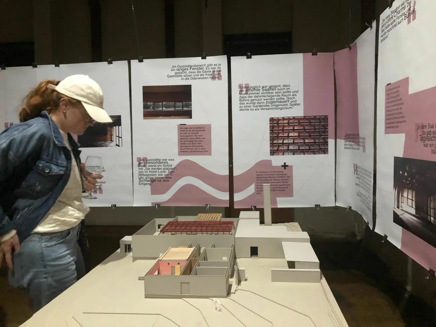Besucher der Ausstellung im Kulturhaus Neuzelle waren angetan von den vielen Informationen und auch von dem Modell, das Leonie Ederer gebaut hat.