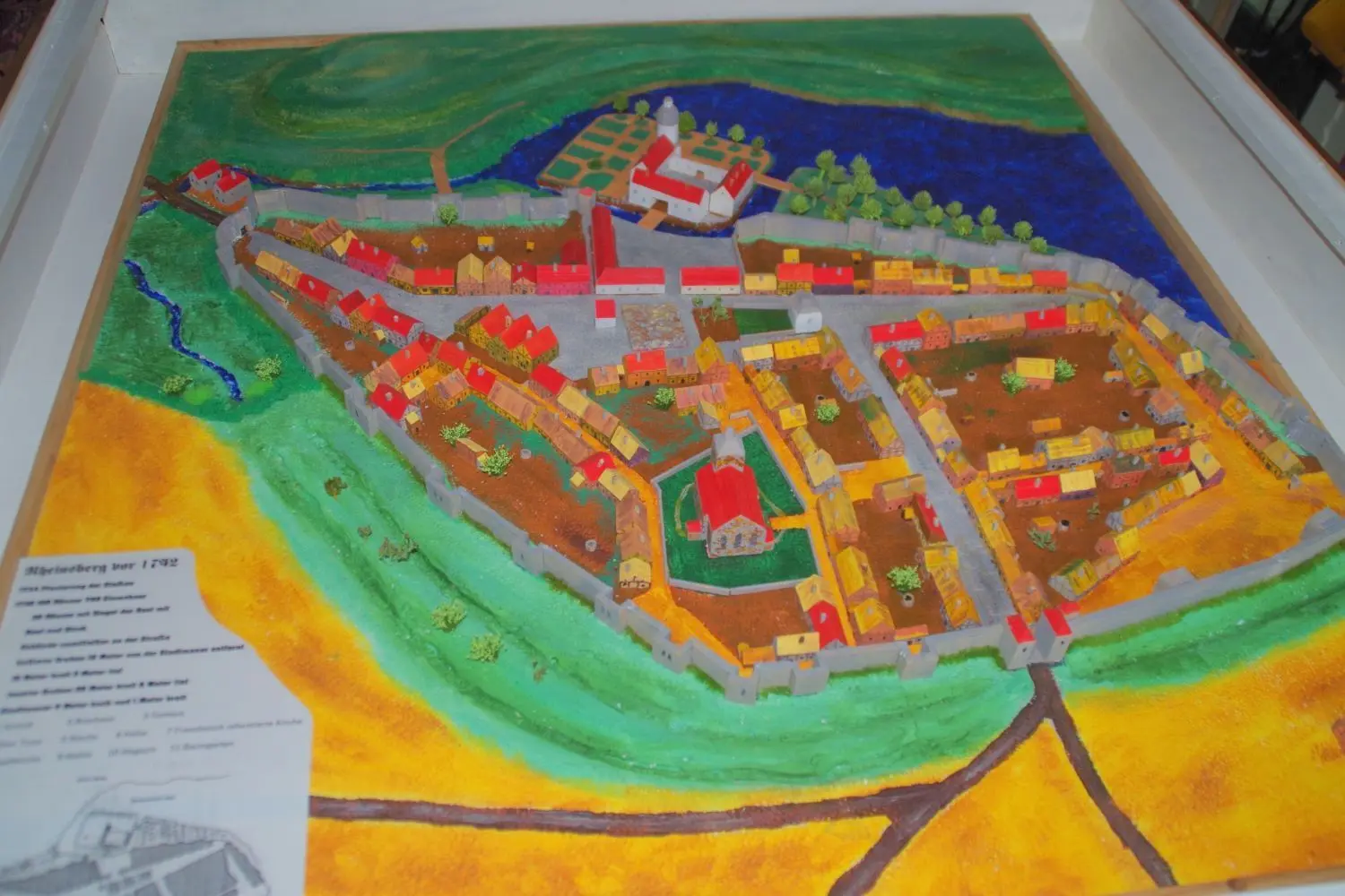 Detailverliebt: Das Model von Rheinsberg im 18. Jahrhundert ist sehr akkurat gestaltet und enthält Stadtmauer, Stadttore und Wasserburg, die vor 1842 ein Turm zierte, mit zwei Kirchen und natürlich den Straßen und Bürgerhäusern.