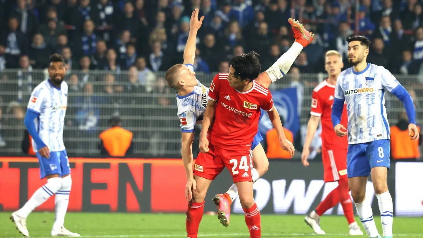 Die Machtverhältnisse in der Hauptstadt sind vorerst geklärt. Union Berlin (hier Genki Haraguchi/M. im Zweikampf mit Santiago Ascacibar) besiegt Hertha BSC 2:0.