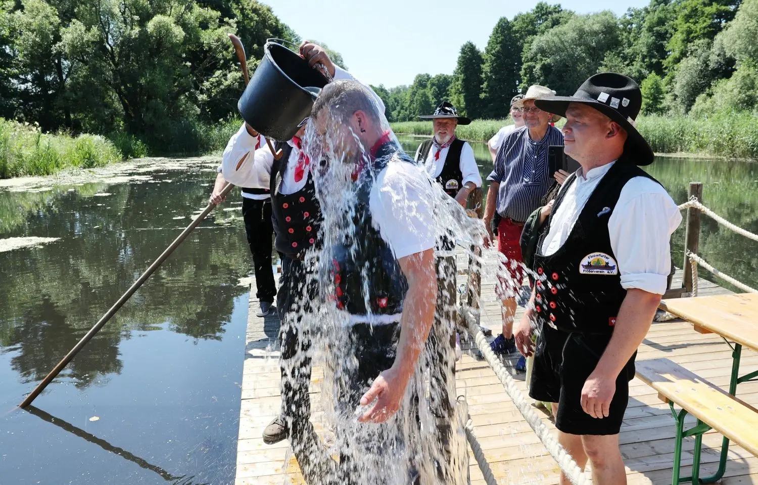 Getauft mit echtem Finowkanal-Wasser. Maximilian Peukert hat seine Taufe am Sonnabend mittag erlebt.