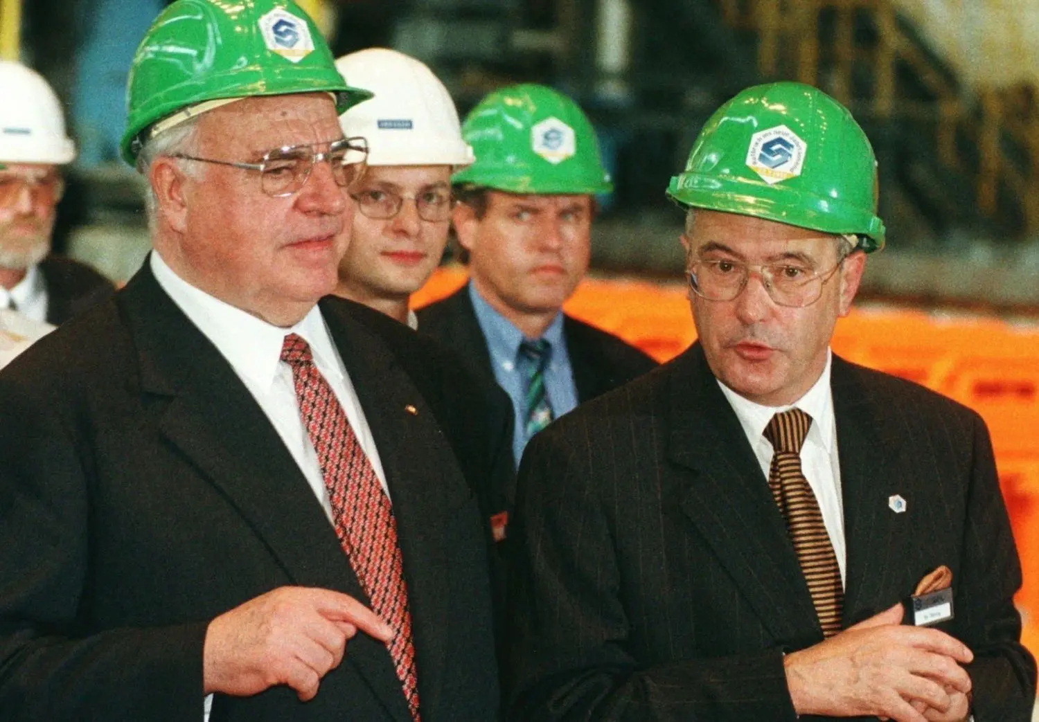 Im Juli 1997: Bundeskanzler Helmut Kohl (l.) lässt sich von Karl Döring (r.), dem damaligen Geschäftsführer Technik der EKO Stahl GmbH in Eisenhüttenstadt, während der Einweihung des neuen Warmwalzwerkes, die Funktionsweise der Anlage erklären. Die EKO Stahl GmbH (heute ArcelorMittal Eisenhüttenstadt) hat als eines der wenigen ostdeutschen Unternehmen den Sprung auf den westdeutschen und internationalen Markt geschafft.