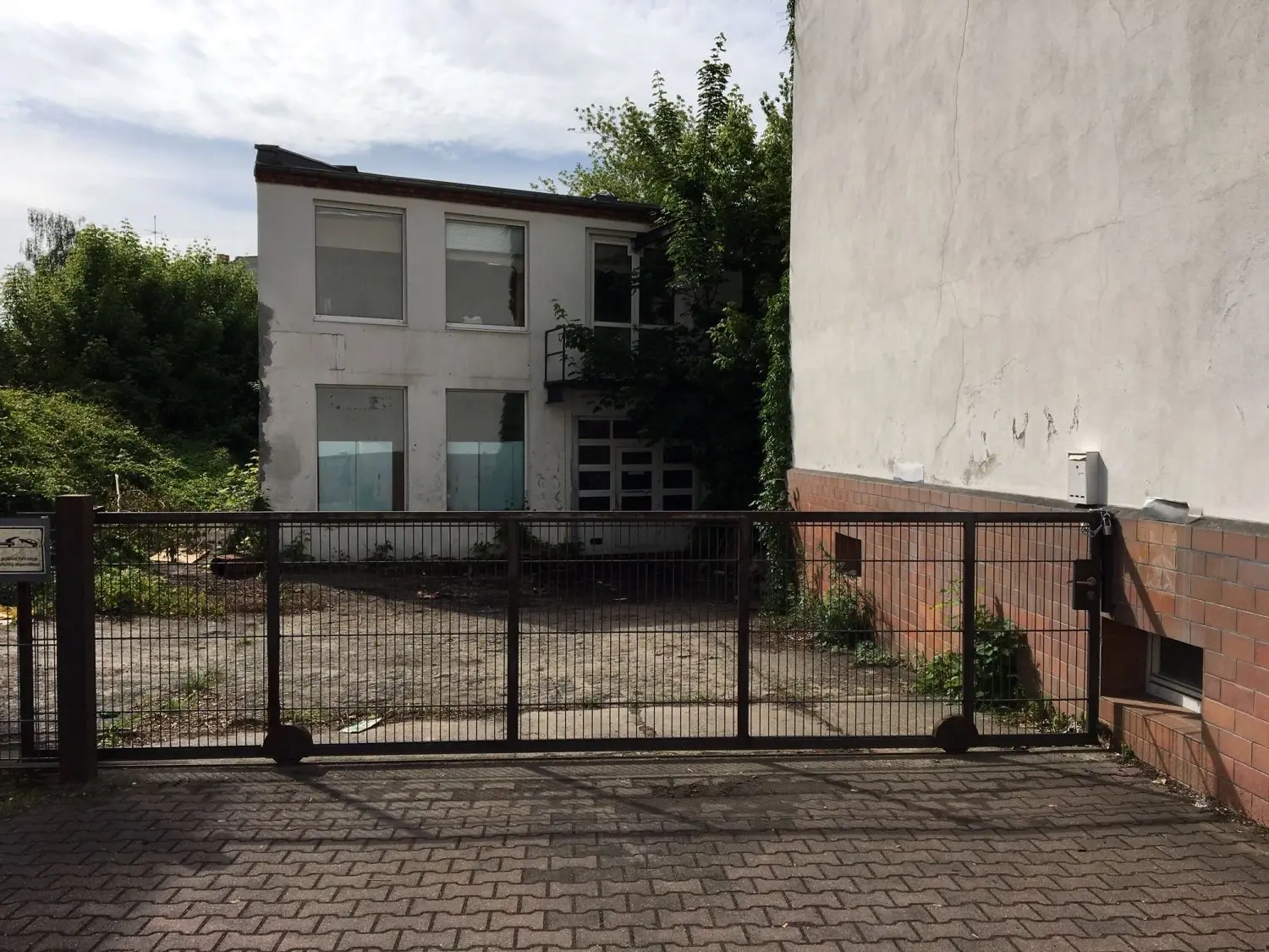 In diesem Haus in Forst hat der Doppelmord stattgefunden. Die Polizei fand hier auch eine Cannabisplantage.