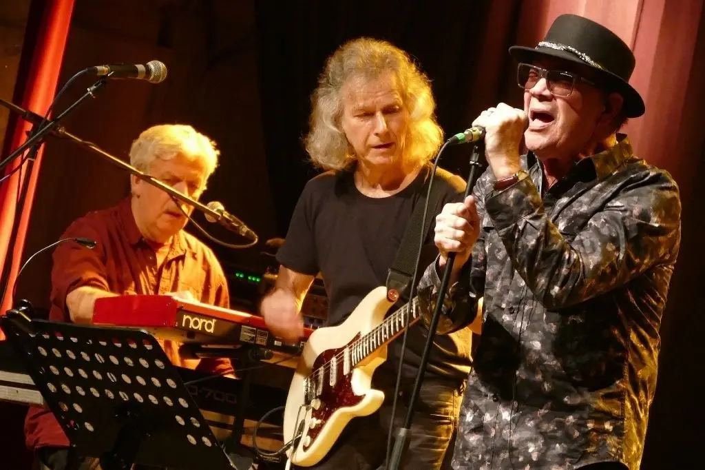 Langjährige Begleiter: Engerling (Bodag und Gitarrist Heiner Witte) mit Mitch Ryder bei einem Konzert in Neuruppin