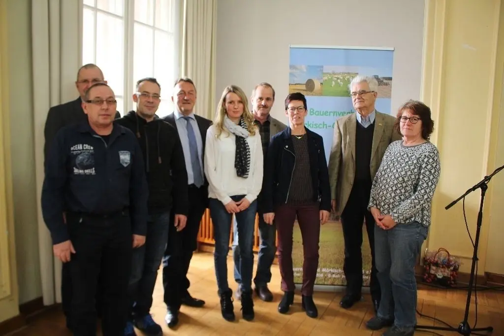 Der neue Vorstand des Bauernverbandes Märkisch-Oderland: Michael Karcher (v.l.) Henrik Wendorff, Roberto Hasse, Ronald Buchholz, Daniela Müller, Egbert Müller, Greet van Casteren, Gerhard Jeutner, Regina Helbig sowie Jens Petermann (nicht im Bild)