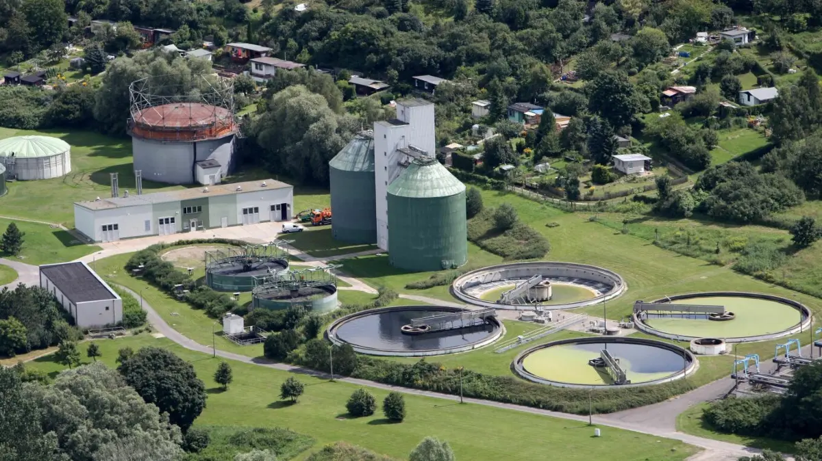 Gebühren für Wasser im Barnim sinken. Das Klärwerk in Eberswalde. 14 Prozent der Haushalte im Barnim sind nicht an die zentrale Abwasserentsorgung angeschlossen.
Klärwerk Eberswalde . Luftbild 13.08.2012